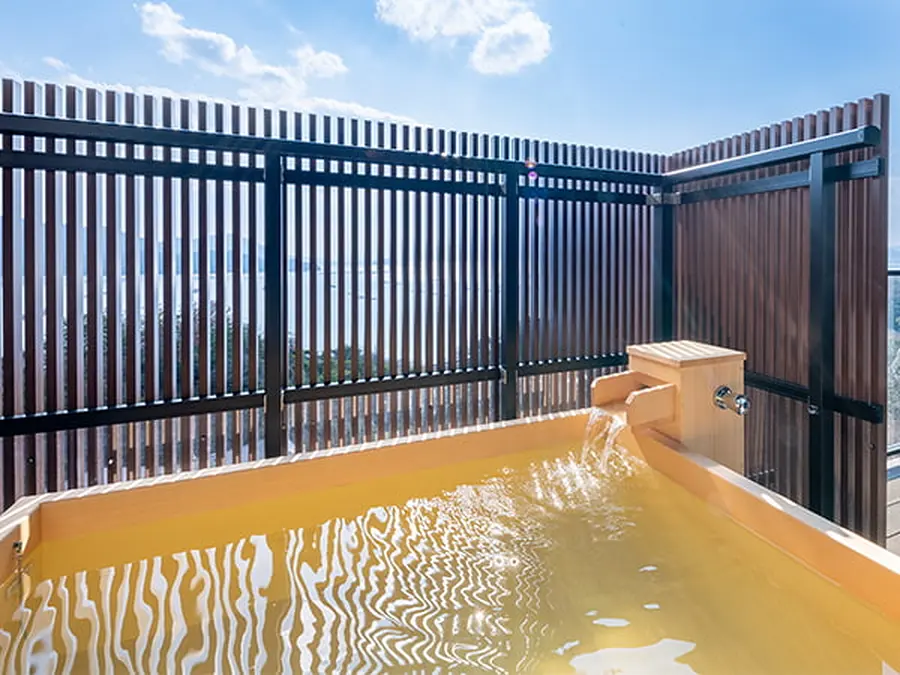 Guest room open-air bath