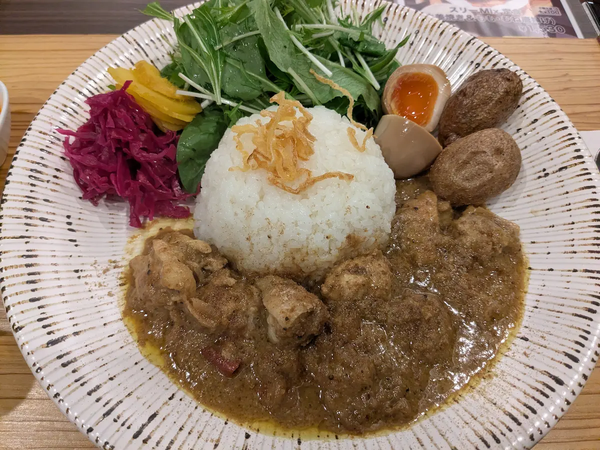 Köstliches, würziges Curry im Restaurant der Anlage