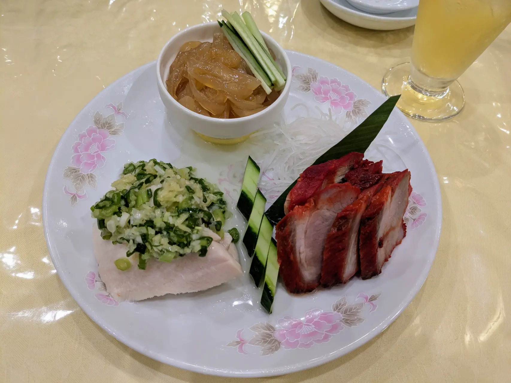 於橫濱中華街一樂,包含招牌炭火烤叉燒的前菜拼盤
