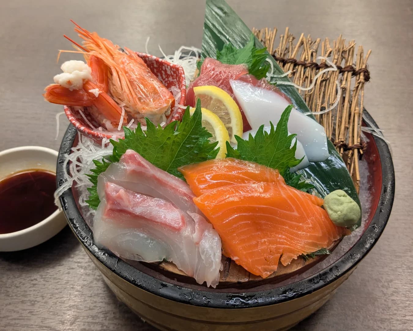 Après le sauna, dégustation de délicieux sashimis