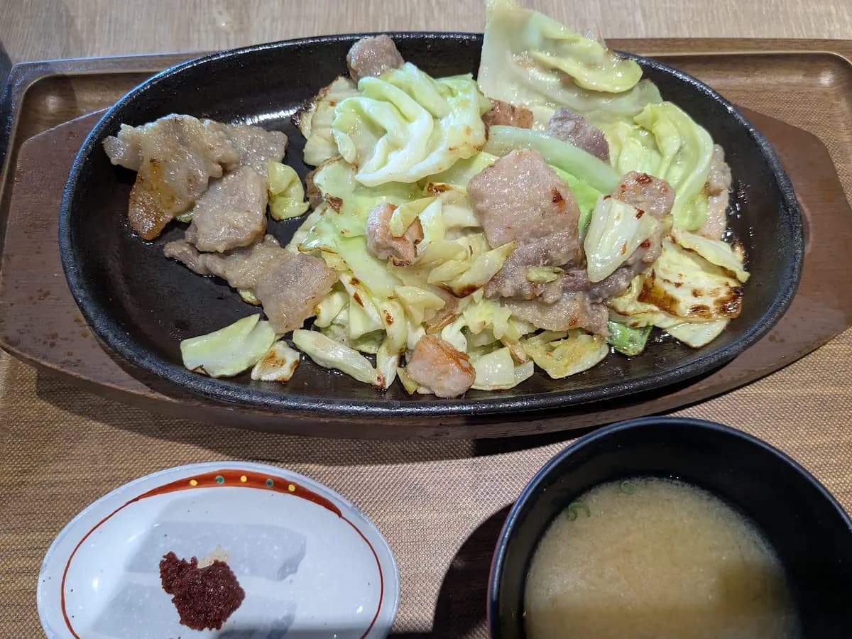 使用糸島產豬肉的鐵板燒