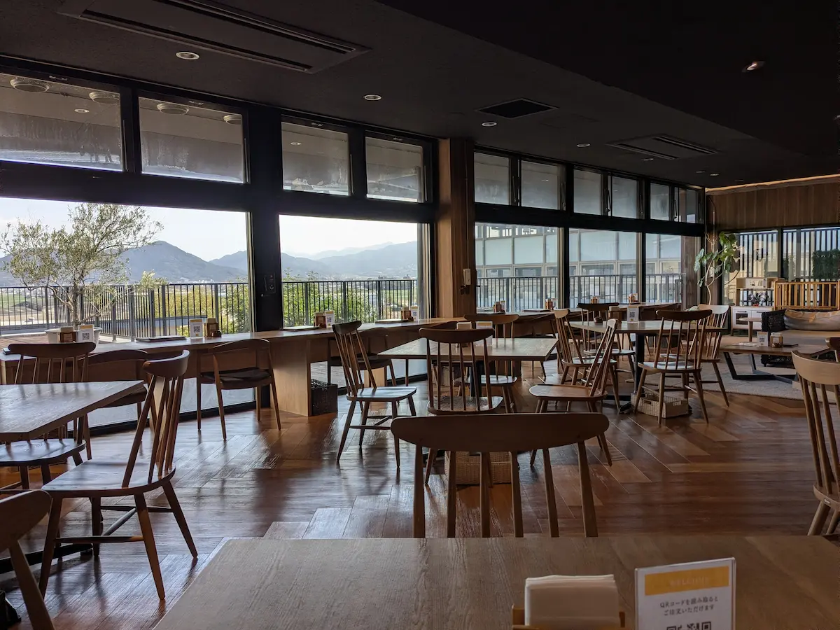 可眺望田園風光的餐廳