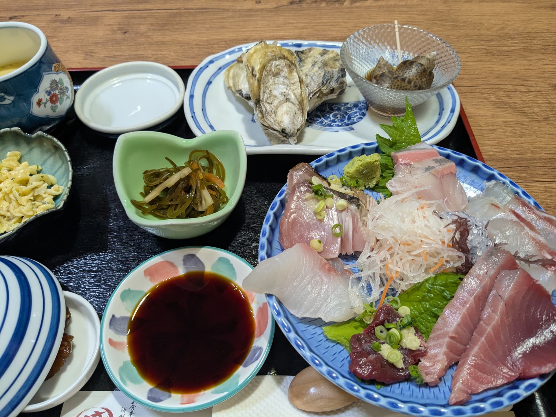 在食事處「さんぽう」享用絕品生魚片、牡蠣與海螺