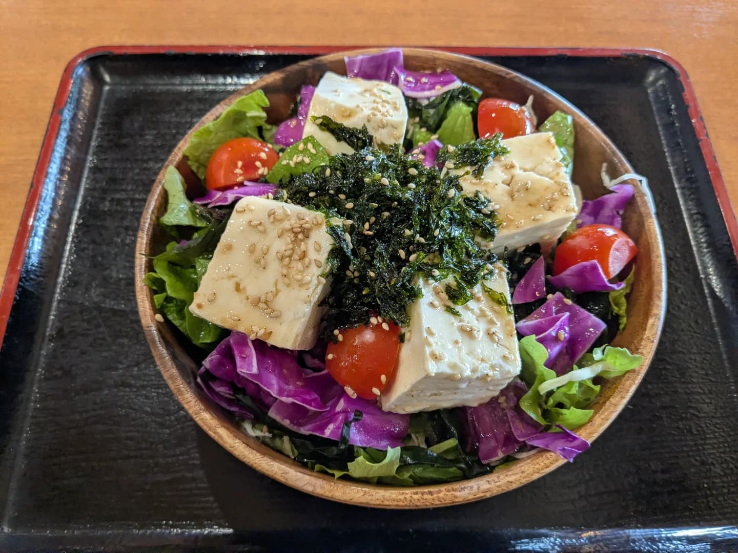サラダ at 施設内のレストランにて