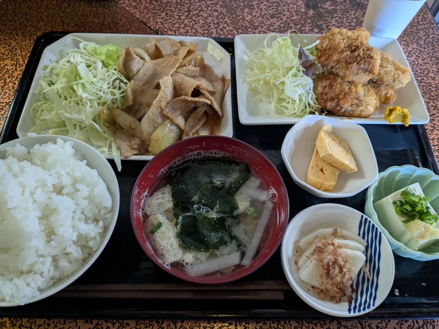 尽享 Sauna Shikiji 的招牌姜汁猪肉定食和炸竹荚鱼