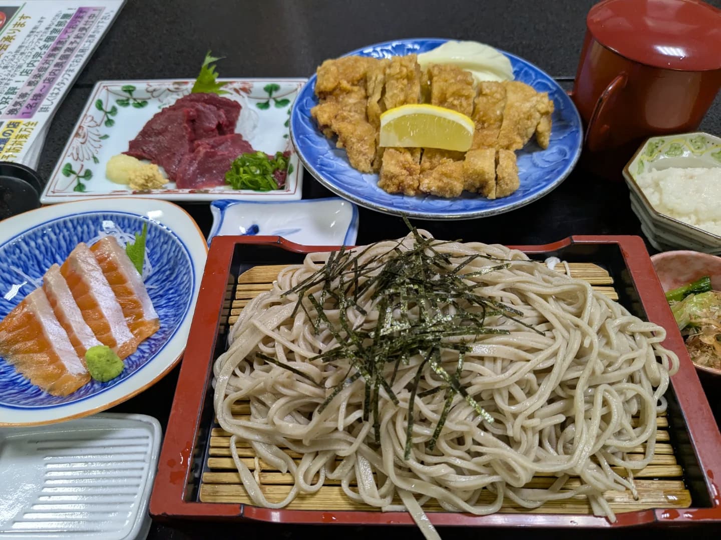 Set mit Shinshu-Spezialitäten (Shinshu-Lachs, Basashi Pferdesashimi, Shinshu-Soba, Sanzoku-yaki)