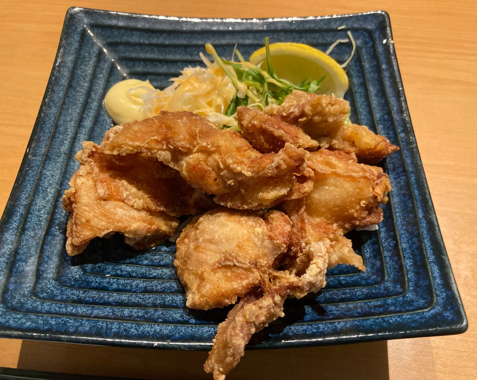 炸鸡 at 设施内的餐厅