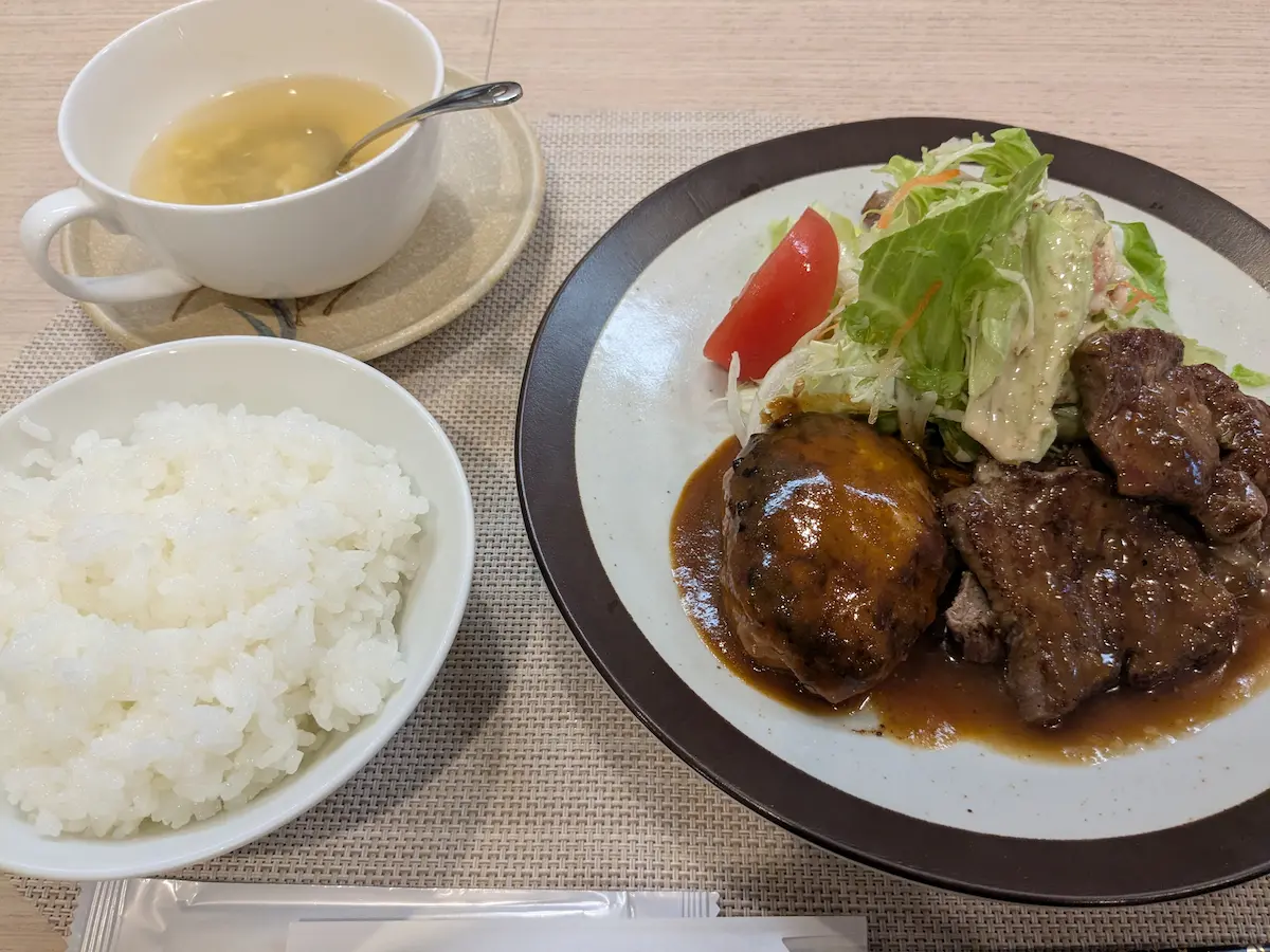 ที่ร้านอาหารสไตล์ตะวันตก Yoshoku no Tatsugoro ซึ่งอยู่เดินเพียงไม่กี่นาทีจากบ่อน้ำร้อน Hakusan-yu Takatsuji ได้ลิ้มรสสเต็กเนื้อเทริยากิและแฮมเบิร์กที่อร่อยสุดยอด.