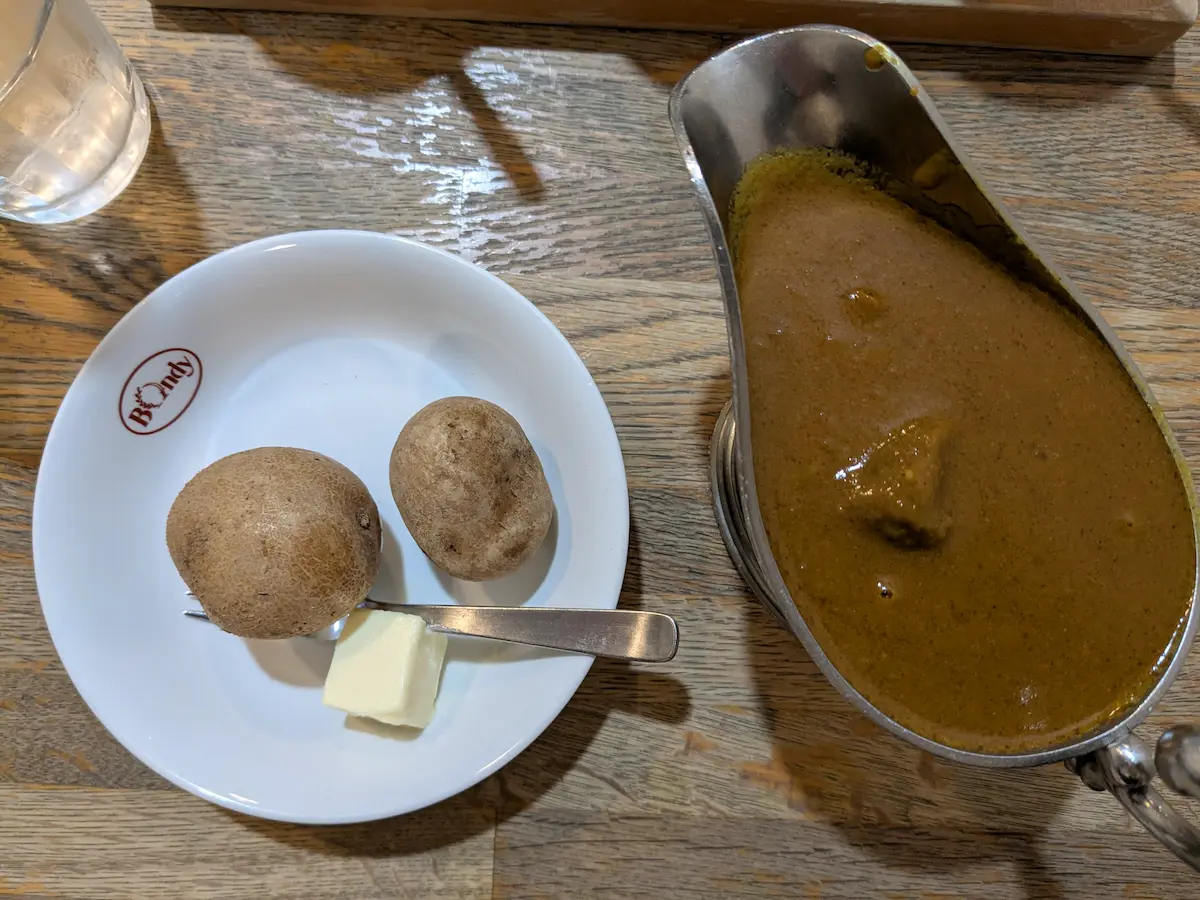 Rindercurry im renommierten europäischen Curryhaus Bondy in Jinbocho