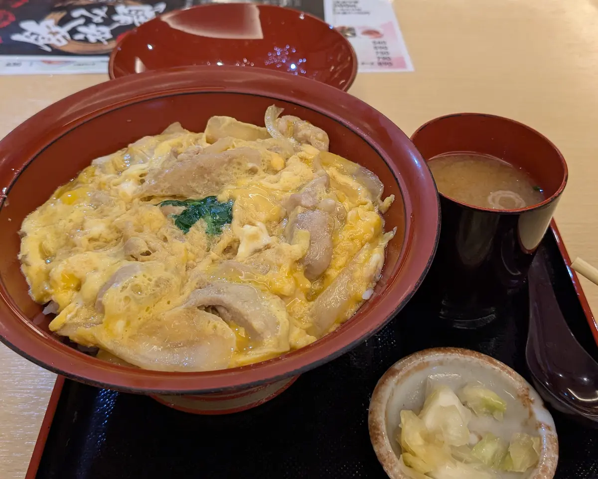 ข้าวหน้าไก่และไข่จากห้องอาหารภายในสถานที่ อร่อยจนช่วยคลายความเหนื่อยลาของวัน