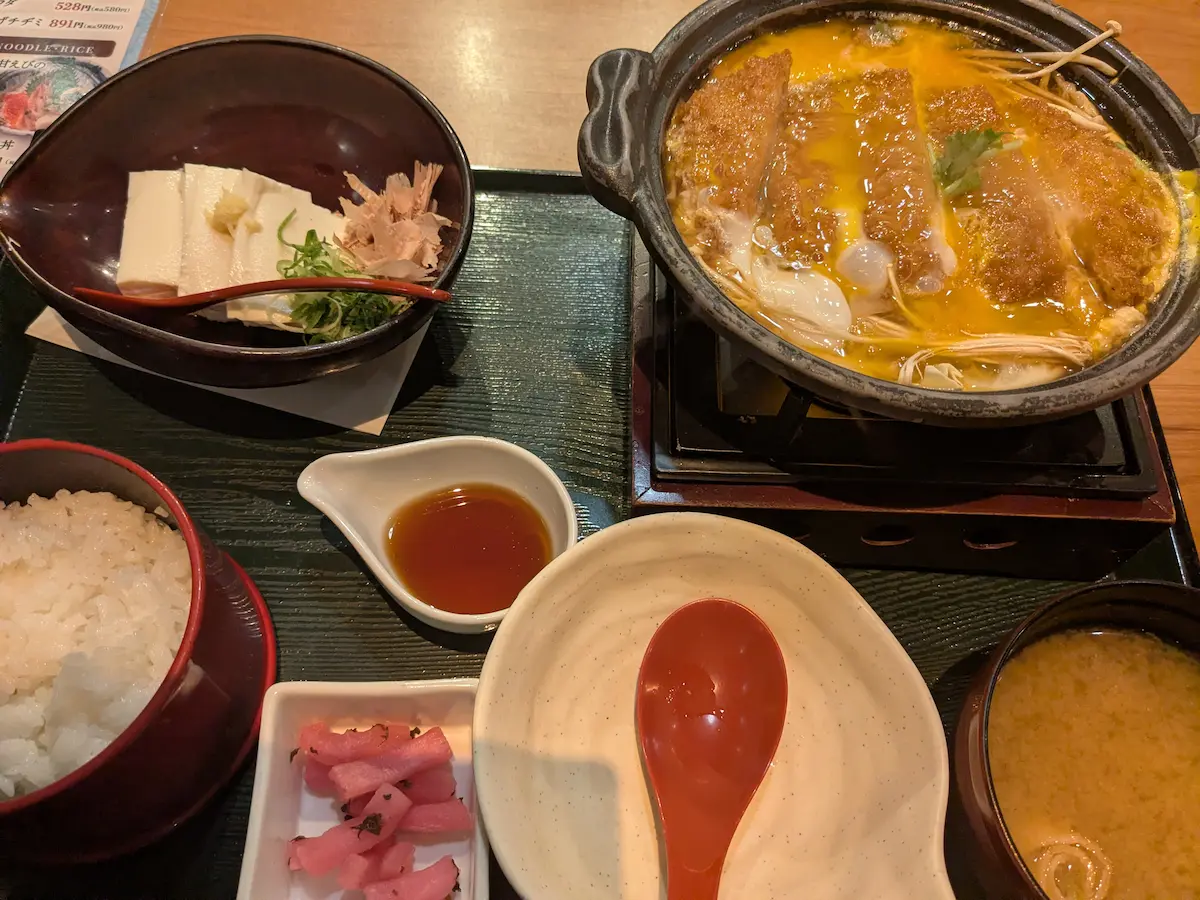 在馆内餐厅享用的猪排蛋定食