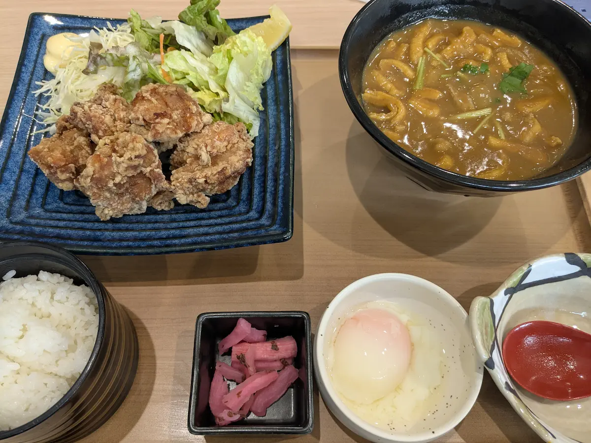 Curry-Udon und ein Menü mit knusprigem, frittiertem Hähnchen, das nach dem Saunagang wohltut