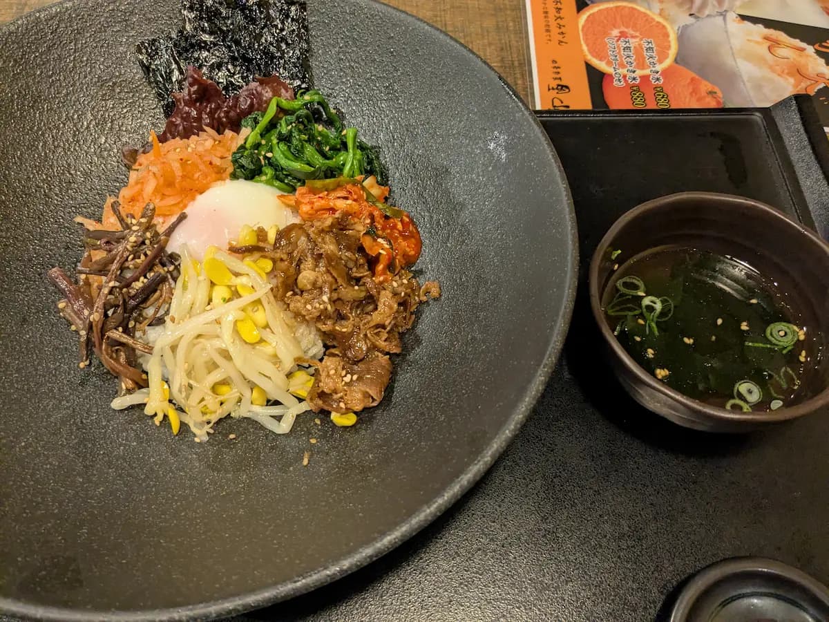 Comí un bol de bibimbap, especialidad de Tsuruhashi, en el restaurante del recinto.