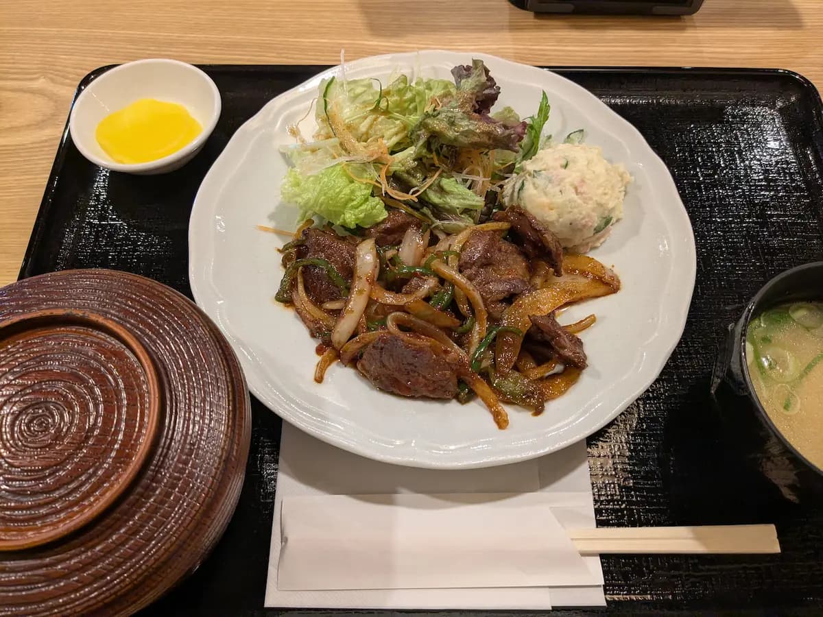 เซ็ตข้าวปิ้งย่างที่ทานที่ร้านอาหารของที่พักหลังซาวน่า