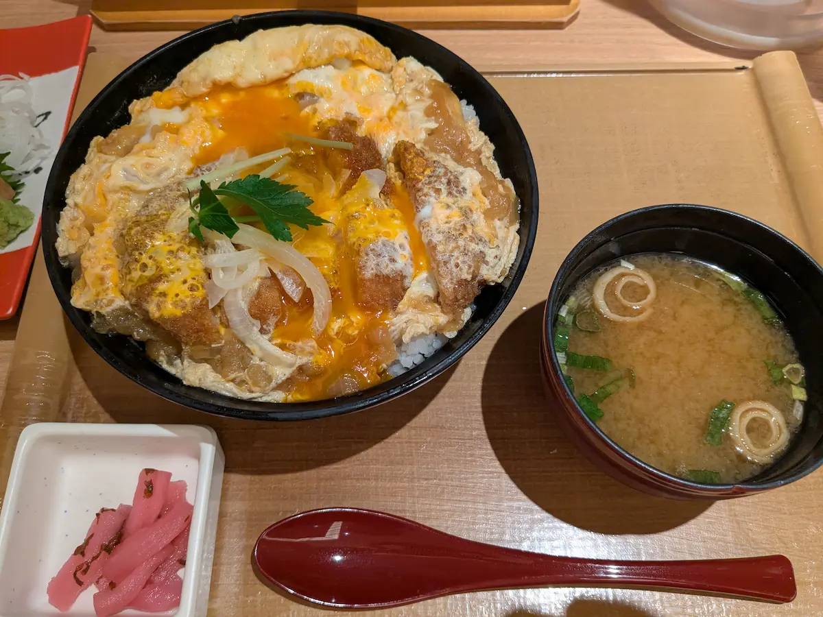 Katsudon, das nach einem Saunagang besonders gut schmeckt