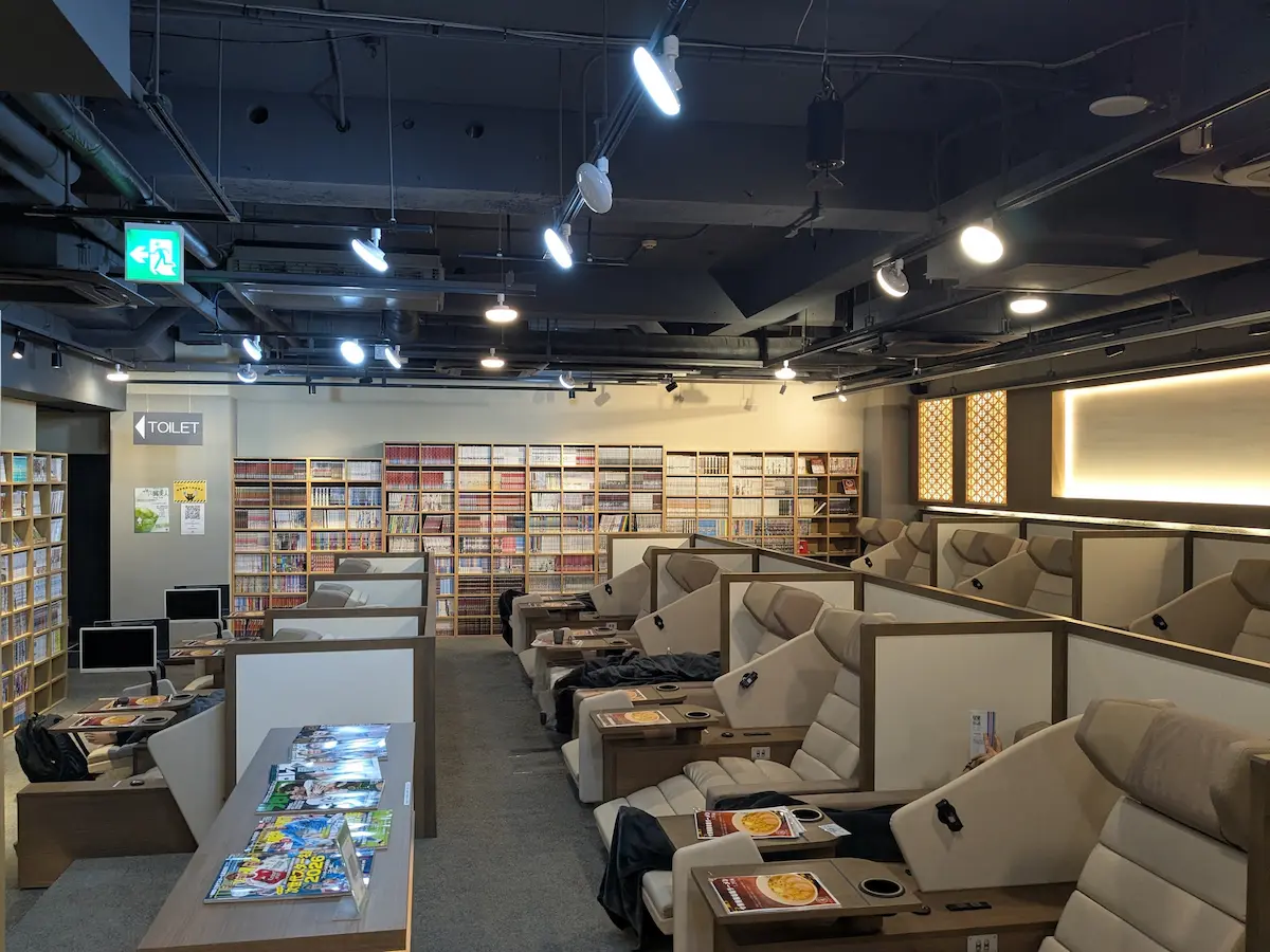 Reclining lounge for napping while reading manga and other magazines