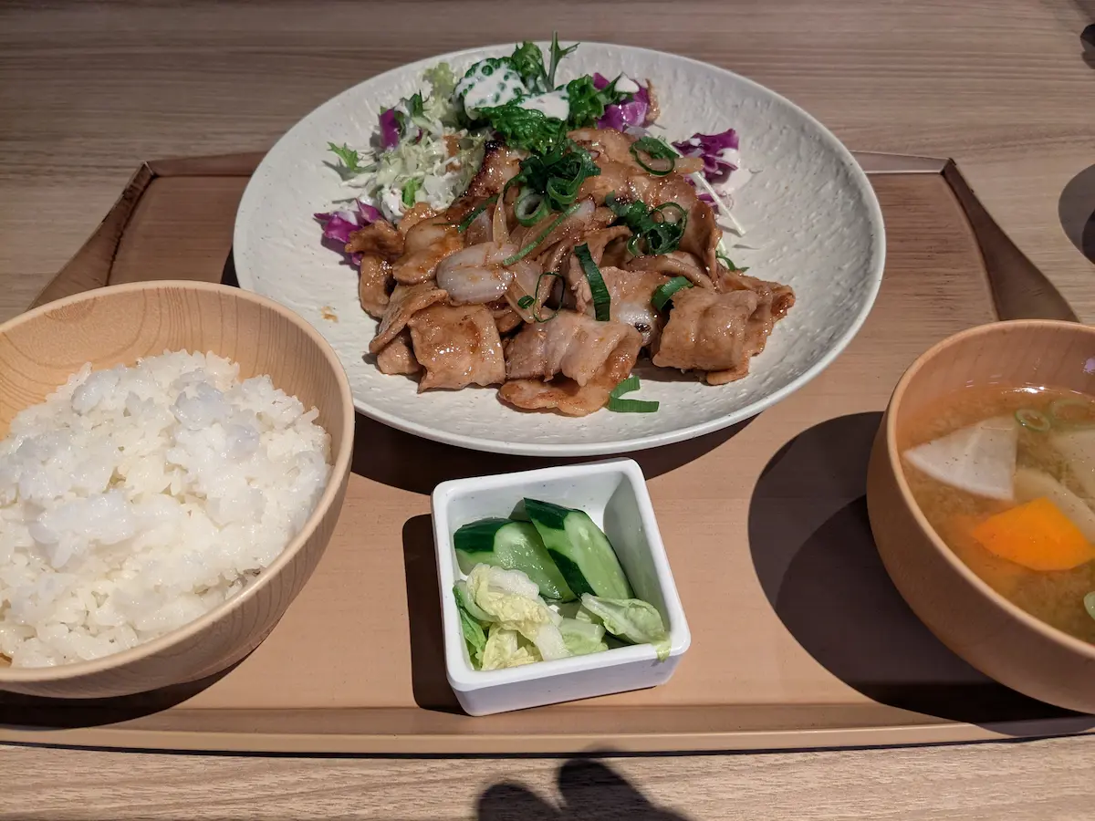Ich aß in einem nostalgischen Restaurant und bestellte das Schweinefleisch mit Ingwer als Setgericht.