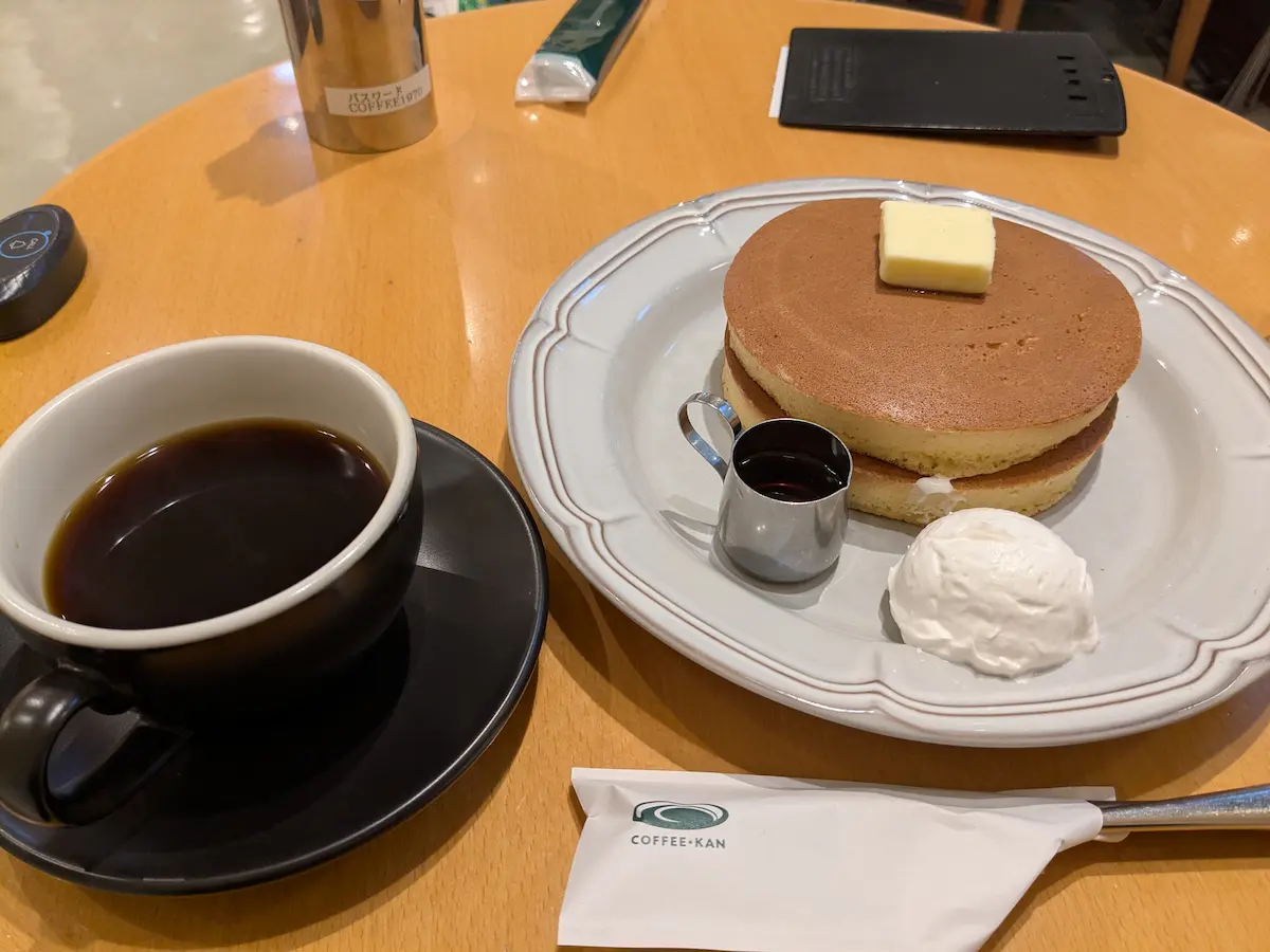 Nach der Morgensauna einen Kaffee im Café genießen