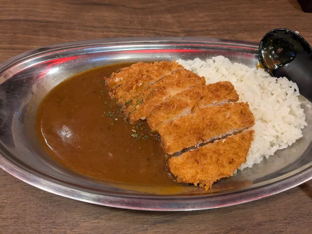 Katsu-Curry im Restaurant der Anlage