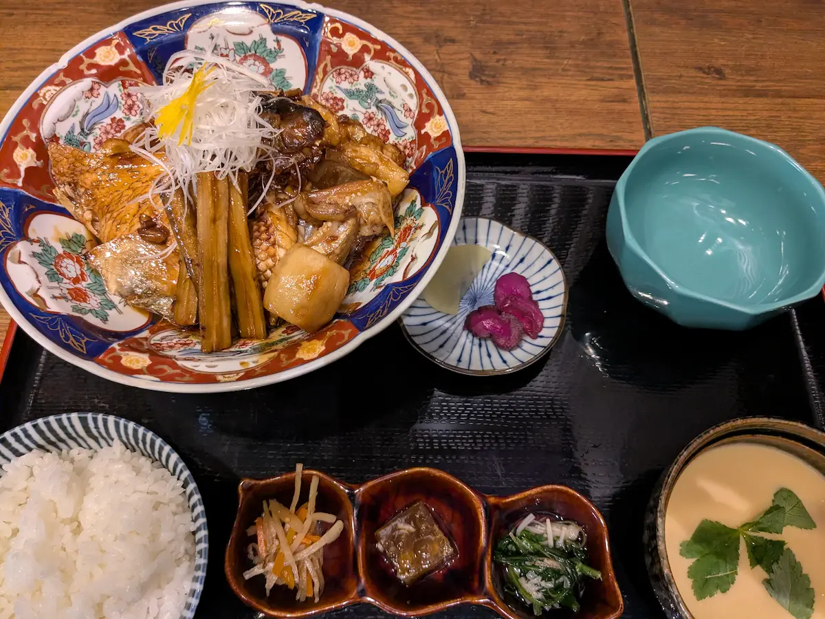 施設内のレストランで絶品鯛料理を堪能