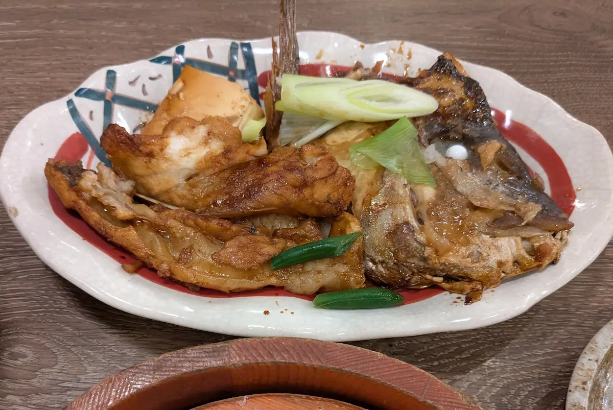 Guiso rústico de pargo que probé en el AEON Mall cercano