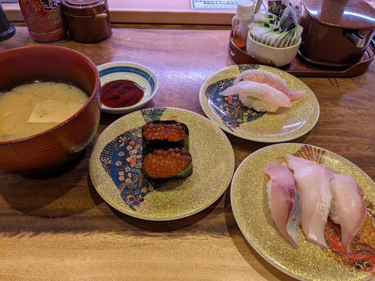 Enjoying sushi at 'Kitokito Sushi Toyama Station Store Toya Marche Noren Yokocho' before check-in