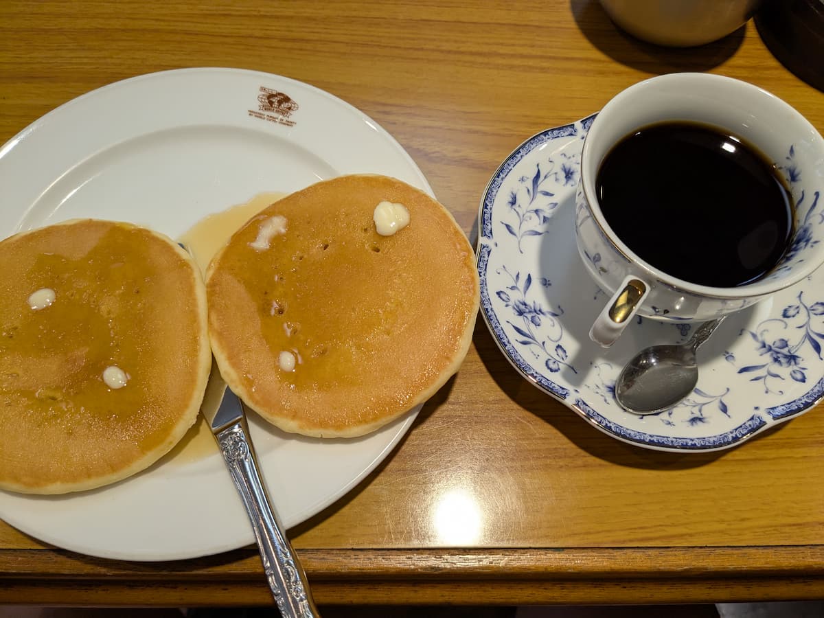 駐車場の近くにあった「カフェワールド新町店」で🇧🇷コーヒーとホットケーキ休憩
