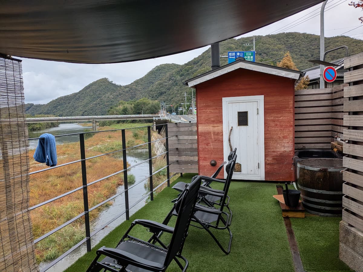 กระท่อมซาวน่าส่วนตัวและพื้นที่พักผ่อนกลางแจ้ง