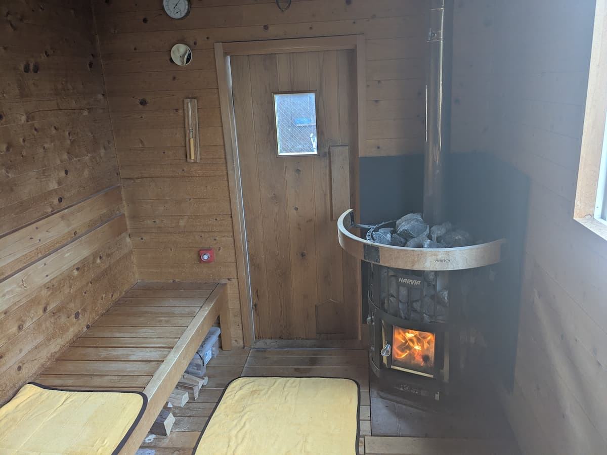 ห้องซาวน่าที่ใช้เตาไม้ Harvia ให้ความร้อนที่นุ่มนวล