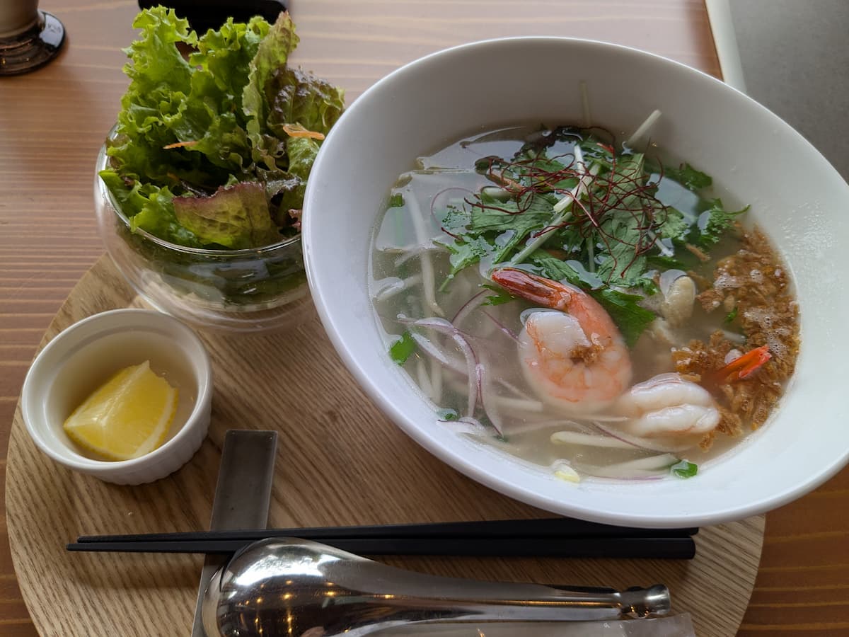 อาหารกลางวันหลังซาวน่า 'เส้นหมี่ไก่ป่า Okayama และกุ้ง'