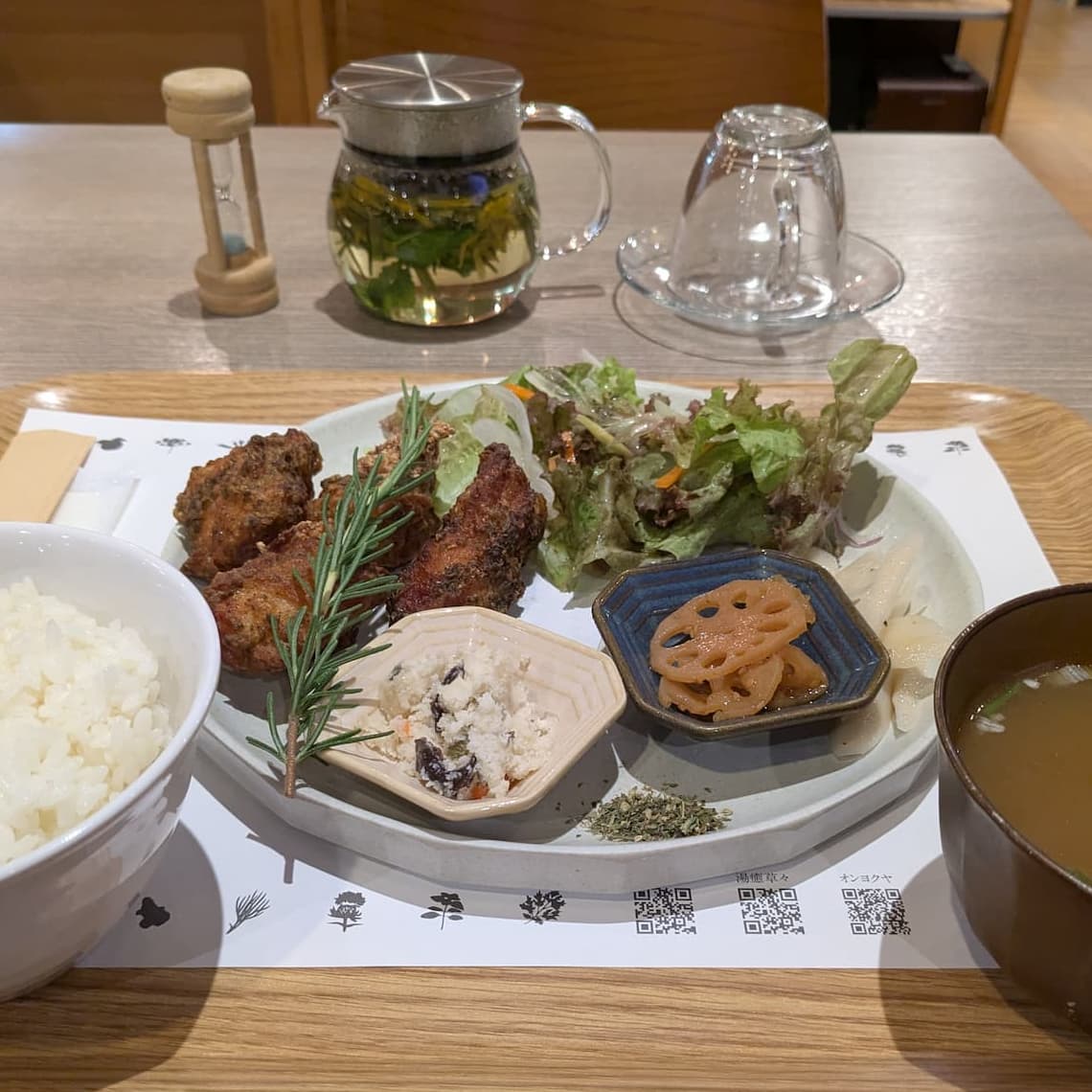 Herbal fried chicken set meal and exquisite fresh herbal tea at the facility's restaurant