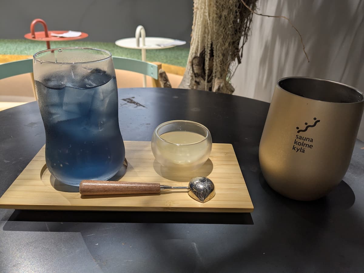 El 'Löylybarb Tea' que penetra en el cuerpo después de la sauna. Al añadir vinagre al té como en un löyly, cambia a color púrpura.