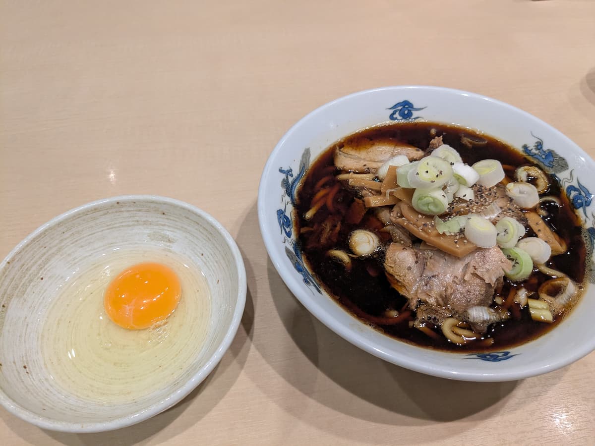 Bữa ăn sau sauna tại 'Nishimachi Taiki Toya Marche' với món mì đen đặc sản Toyama