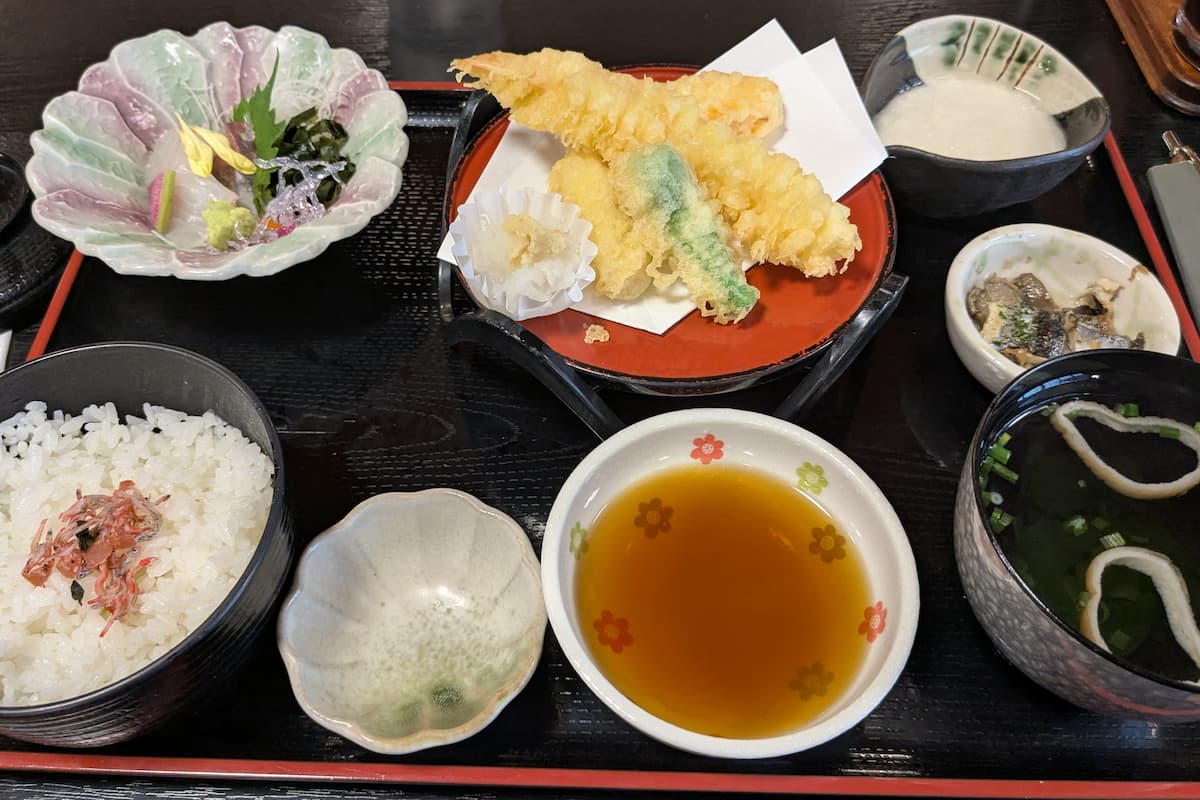 可以享受富山海鮮的「Alps御膳」。由於使用水質極佳的天然水,米飯也非常美味。