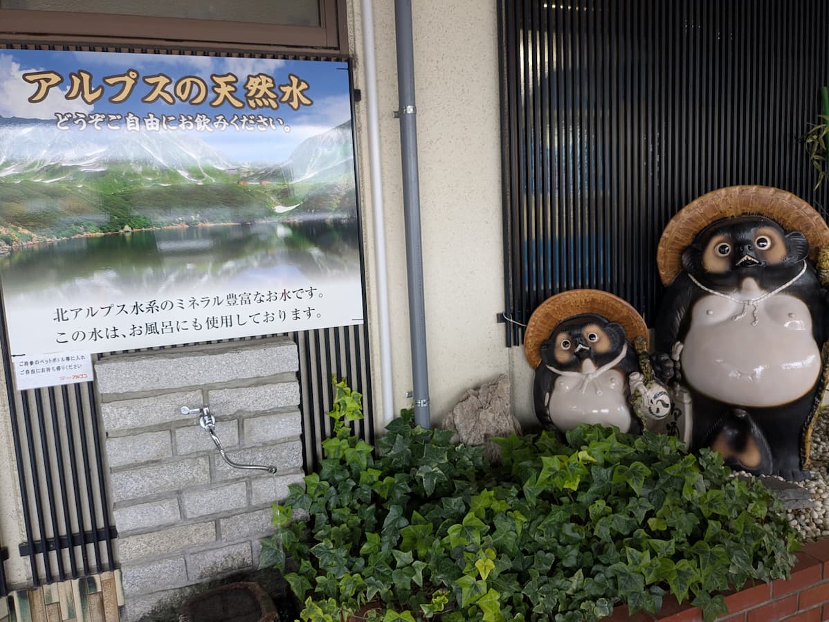在設施入口也可以飲用的天然水不斷流淌。