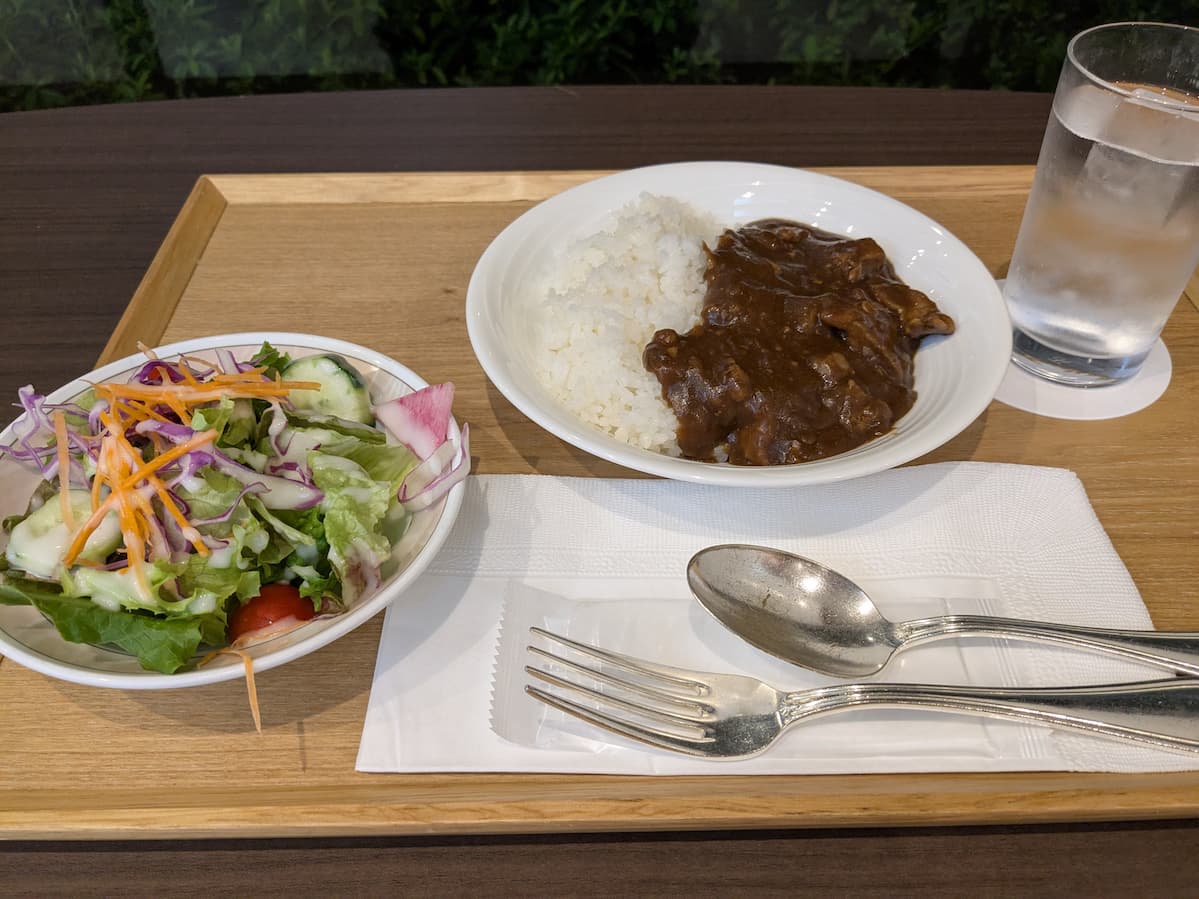 夕食のサウナ飯は特製牛すじカレー
