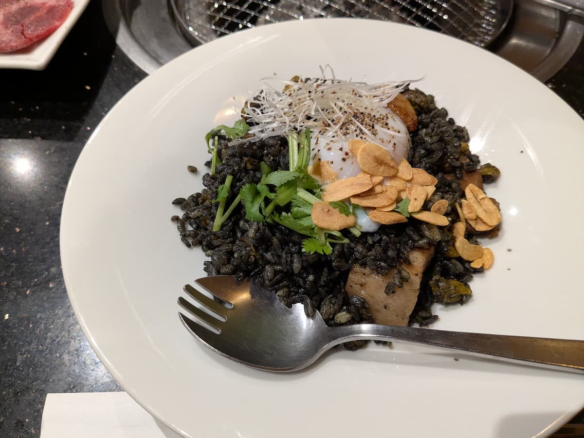 Un délice de 'Riz Noir Frit' qui pénètre dans le corps après le sauna