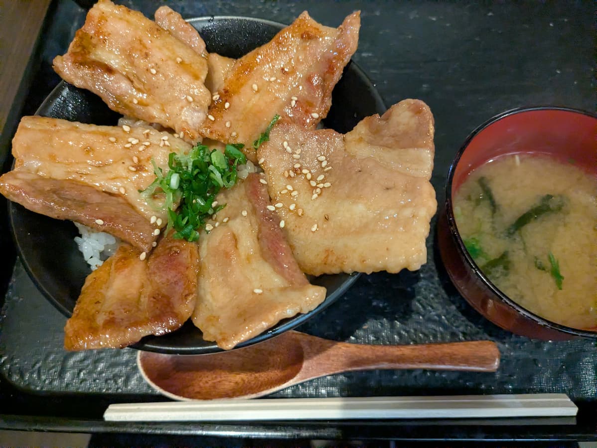 อาหารเพิ่มพลังหลังซาวน่า 'ข้าวหน้าหมูย่างสไตล์โอบิฮิโระ'