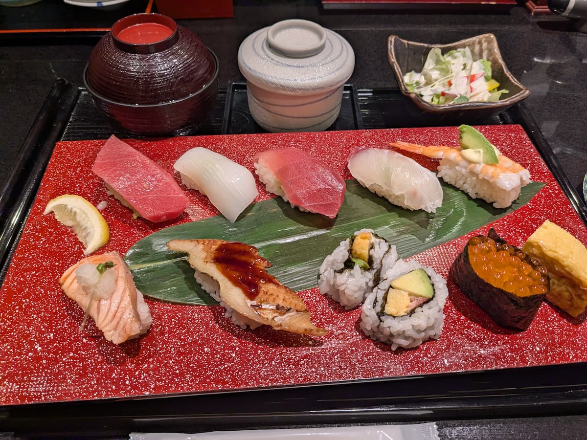 Thưởng thức sushi tại một nhà hàng trên đường về