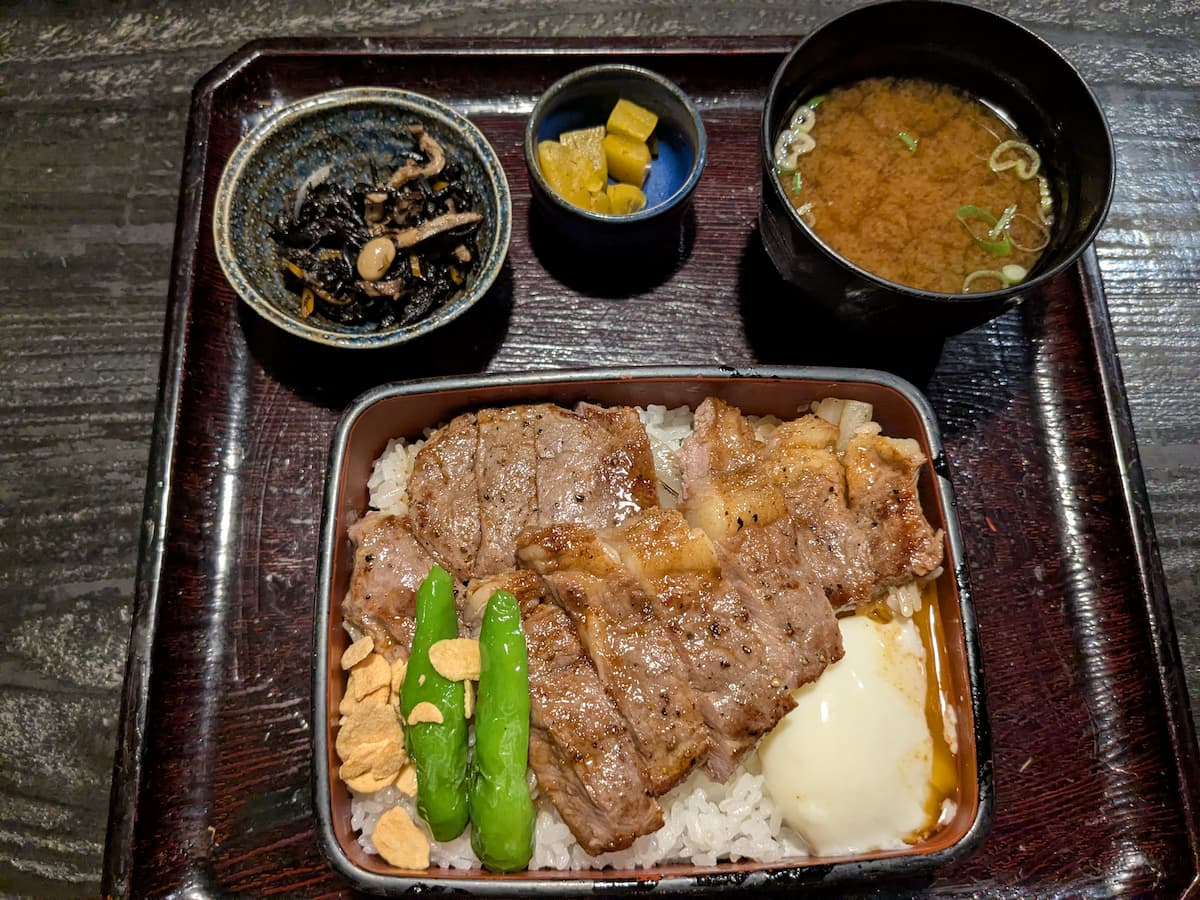 사우나 후에 먹은 최상급 스테이크 덮밥